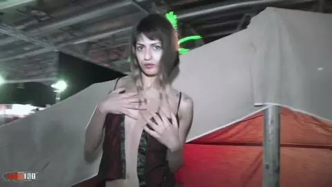 Jolie brunette Naty PINK fait un strip tease torride