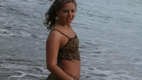 Une cochonnette s'exhibe à la plage photo 2