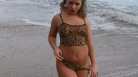 Une cochonnette s'exhibe à la plage photo 6