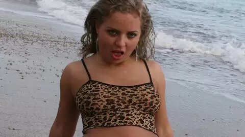 Une cochonnette s'exhibe à la plage photo 13