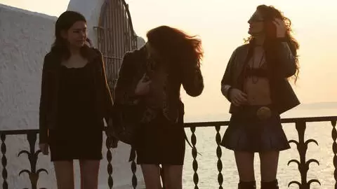 La star du porno jeune arabe Alys Rebel pose  photo 6