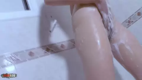 Vidéos de la jeune Nikita sous la douche jouant avec des bulles photo 09