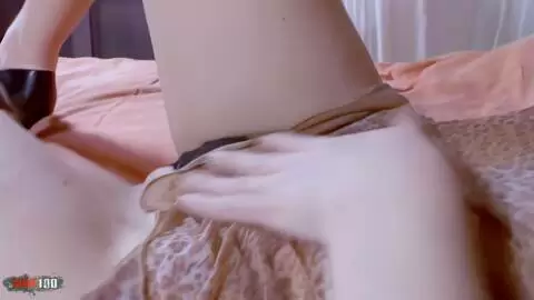 La jolie teen Nikita fait un strip dans la chambre  photo 01