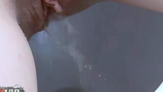 Nikita qui fait pipi dans les 