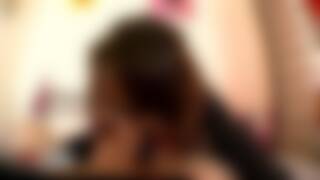 Jolie jeune brunette qui suce 