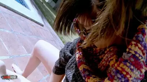 La jeune espagnole Nikki Litte pisse sur une bite plus &acirc;g&eacute;e photo 08