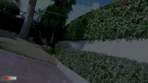 La jeune espagnole Nikki Litte pisse sur une bite plus &acirc;g&eacute;e photo 16