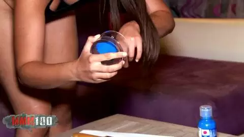 La belle teen latina Nikki Litte avec un pinceau dans la chatte essaye d'écrire son nom photo 01