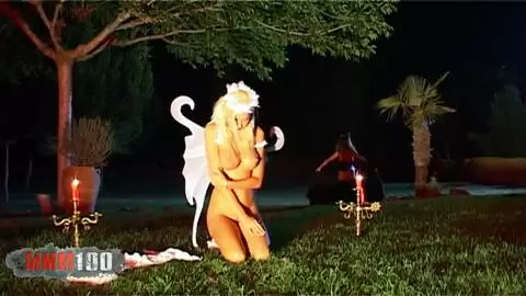 Nikky Blond et Moana Mendez dans une scène lesbienne photo 16