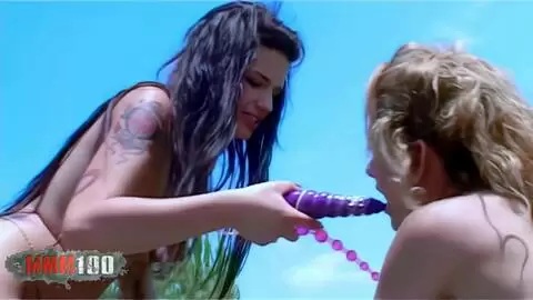 Nikky Blonde, Nina Roberts et Axelle Mugler trio lesbien photo 09