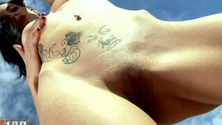 La jolie brune nina hot se dÃ...