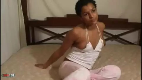 La jolie teen noire Nina Lisa se dévoile dans la chambre à coucher  photo 10