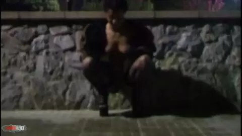 Nina Lisa  fait pipi la nuit la dans la rue ! photo 02