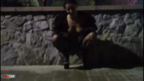 Nina Lisa  fait pipi la nuit la dans la rue ! photo 03