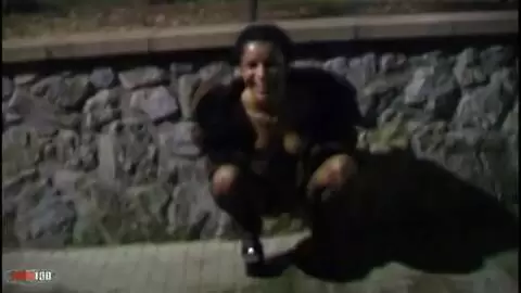Nina Lisa  fait pipi la nuit la dans la rue ! photo 06