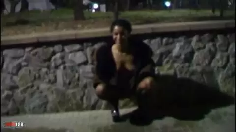 Nina Lisa  fait pipi la nuit la dans la rue ! photo 07