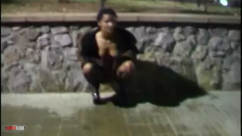 Nina Lisa  fait pipi la nuit la dans la rue ! photo 08