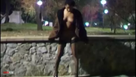 Nina Lisa  fait pipi la nuit la dans la rue ! photo 09