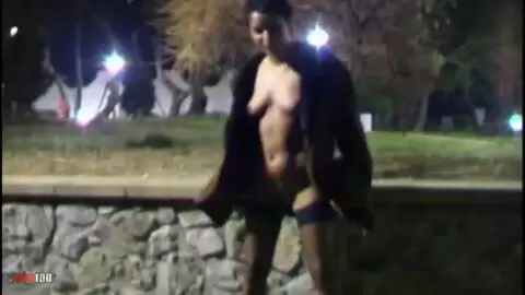 Nina Lisa  fait pipi la nuit la dans la rue ! photo 10