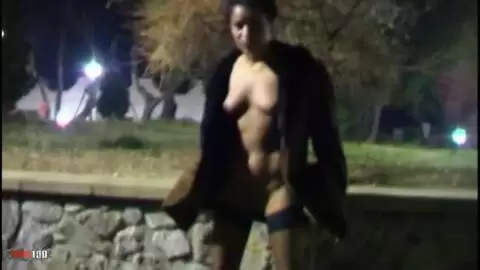 Nina Lisa  fait pipi la nuit la dans la rue ! photo 12