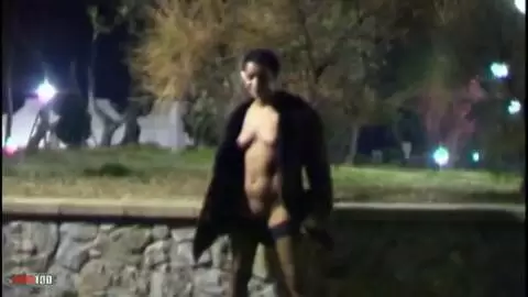 Nina Lisa  fait pipi la nuit la dans la rue ! photo 13