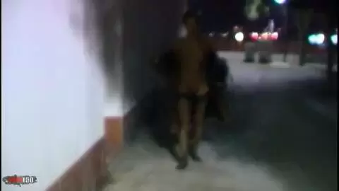 Nina Lisa  fait pipi la nuit la dans la rue ! photo 14