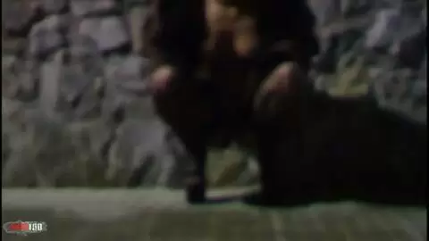 Nina Lisa  fait pipi la nuit la dans la rue !