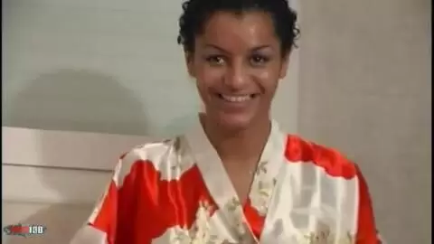 Lisa ayant un petit pipi dans la salle de bain photo 14