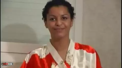 Lisa ayant un petit pipi dans la salle de bain photo 15