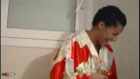 Lisa ayant un petit pipi dans la salle de bain photo 16