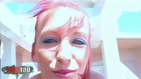 2 belles stars du porno jouent avec un gode rose dans un jacuzzi photo 06