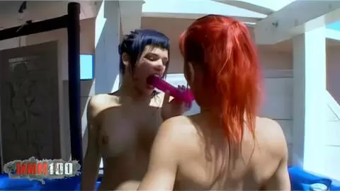 2 belles stars du porno jouent avec un gode rose dans un jacuzzi photo 13