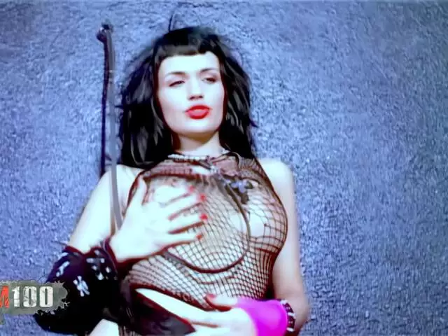 Une pornstar fait un strip orienté SM photo 1
