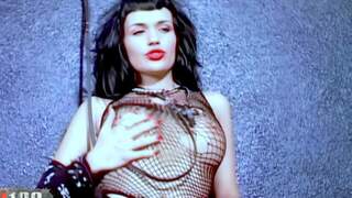 Une pornstar fait un strip ori