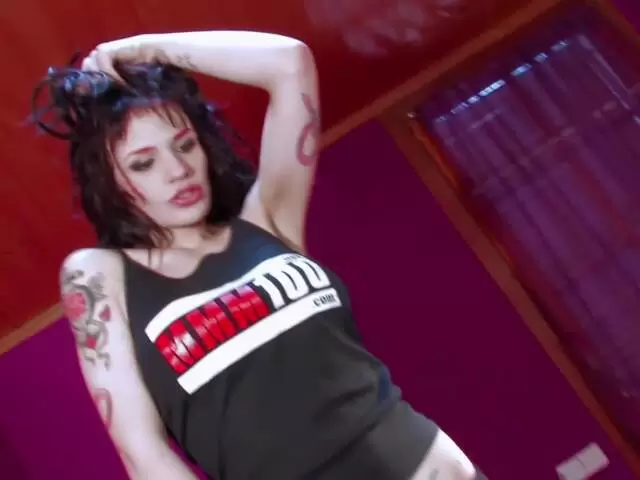 Un strip tease très rock'n roll par la belle Nina Roberts photo 1