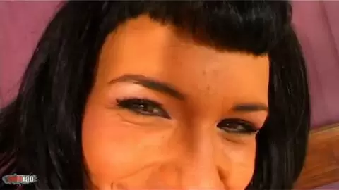 La star du porno brune à gros nichons Nina Roberts faisant un striptease  photo 13