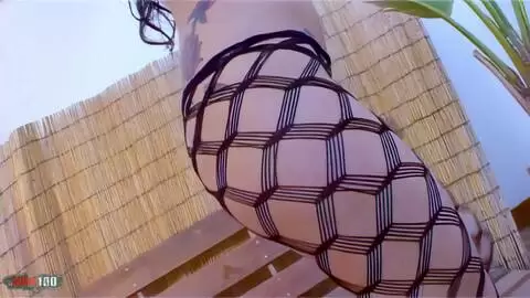 Session photo avec la star porno française Nina Roberts en résille et bottes rouge photo 07