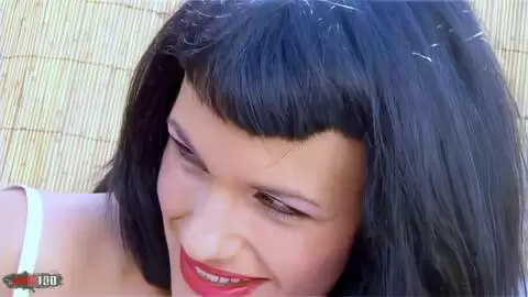 Nina Roberts la star du x fait un strip sexy photo 02