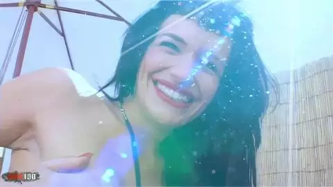 Nina Roberts la star du x fait un strip sexy photo 13