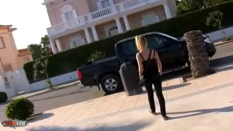 Spectaculaire jeune blonde Nyl Bahia se fait sodomiser dans les ruines photo 01