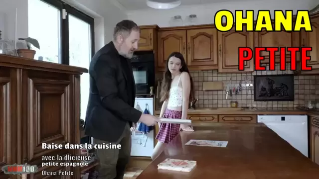 Baise dans la cuisine avec la délicieuse petite espagnole  Ohana Petite