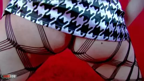 Strip fetish d'une brunette en collant filet photo 04