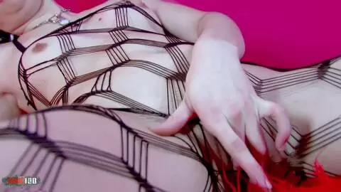 Strip fetish d'une brunette en collant filet photo 09