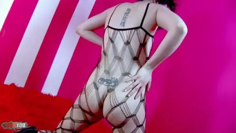Strip fetish d'une brunette en collant filet photo 15