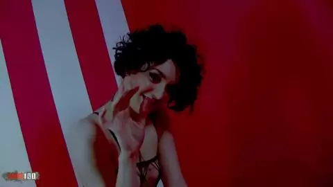 Strip fetish d'une brunette en collant filet photo 16