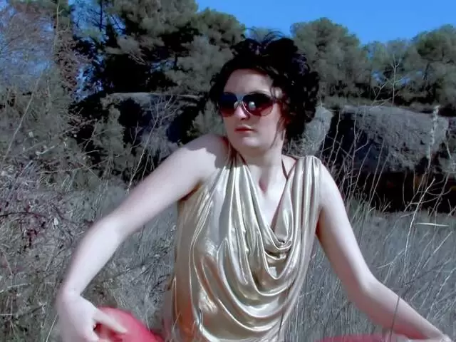 Strip sexy en pleine nature photo 1