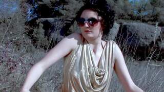 Strip sexy en pleine nature