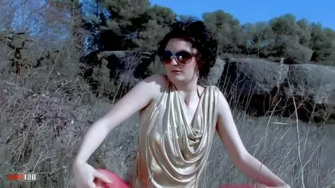 Strip sexy en pleine nature