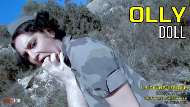 La brune maigre française Olly Doll en uniforme militaire se fait défoncer le cul