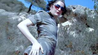 Strip d'une brunette en tenue 